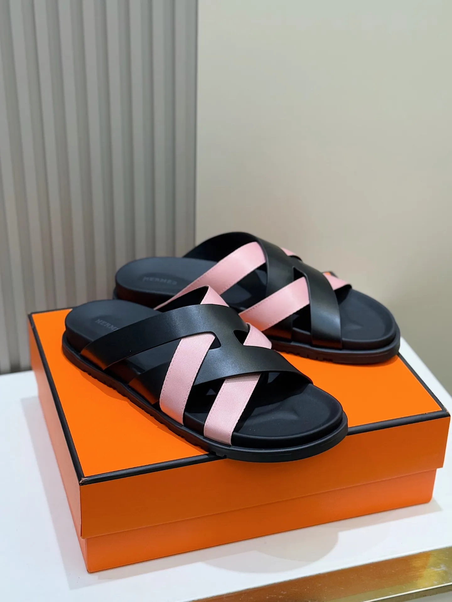 Batch 280 Hermes men's Kazimir slippers - top quality woven calfskin functional sandals, with interwoven uppers inspired by the "H" iconic pattern to create a casual look, perfect for summer. Imported cowhide + cowhide lining + rubber outsole Size: 38-44 (.45.46 customized)